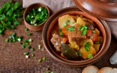 Куриное азу с изюмом по-домашнему