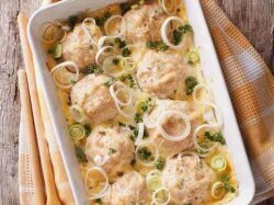 Куриные тефтели в сливочно-сырном соусе с зеленью