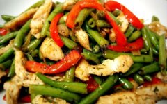 Тёплый салат с курицей, стручковой фасолью и сладким перцем