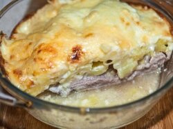 Мясо по-капитански с сыром под соусом бешамель