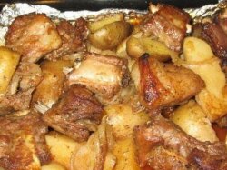 Свиные ребрышки с картошкой и специями в духовке