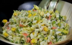 Салат с авокадо, пекинской капустой и крабовыми палочками