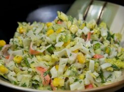 Салат с авокадо, пекинской капустой и крабовыми палочками