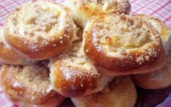 Ватрушки на кефире с яблоками и штрейзелем