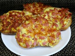 Горячие бутерброды с колбасой и сыром на сковороде