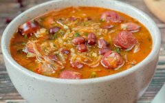 Капустняк с фасолью и копчеными колбасками