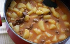 Тушеный картофель с говядиной и помидорами