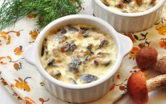 Жульен из шампиньонов со сметаной в кокотницах