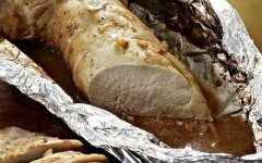 Свиная вырезка с чесноком в соевом соусе