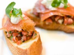 Брускетта с семгой, помидорами и творожным сыром