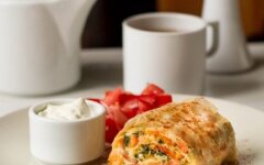 Штрудель со шпинатом, лососем и сыром