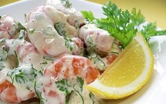 Салат из креветок, крабовых палочек и свежих огурцов