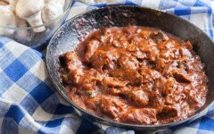 Бефстроганов из филе говядины с грибами в мультиварке