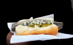Хот-дог с сельдью и маринованными огурцами