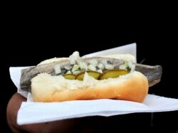 Хот-дог с сельдью и маринованными огурцами