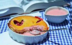 Творожная запеканка с клубникой в формочках