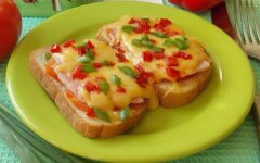 Горячие бутерброды с помидорами и ветчиной в духовке