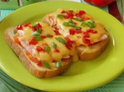 Горячие бутерброды с помидорами и ветчиной в духовке