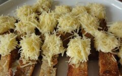 Гренки из французского батона с сыром и чесноком
