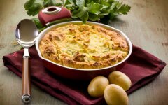 Пирог с начинкой из картофеля со свининой