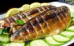 Маринованная скумбрия с лимонным соком на мангале