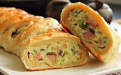 Яичница-болтунья с ветчиной и грибами в слоеном тесте