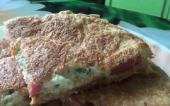 Лаваш с яйцом, сосисками и сыром на сковороде