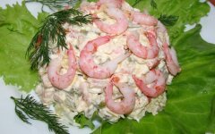 Салат «Оливье» с креветками и огурцами