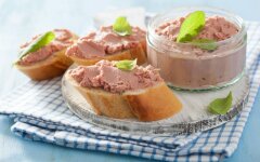 Паштет из куриной печени с маслом и мускатным орехом