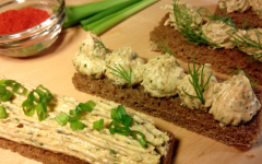 Сырое свиное сало с чесноком