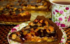 Шоколадно-сливочный тарт с орехами