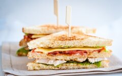 Сэндвич с куриным филе и сливочным сыром