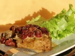 Запеченная со сливками свинина под виноградом