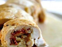 Рулеты из куриного филе с начинкой из бекона и сыра