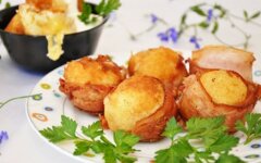 Картофельные шарики с сыром в беконе