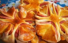 Колбасные цветочки из теста