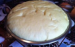Сдобное дрожжевое тесто на кефире для булочек и ватрушек