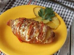 Картошка-гармошка с сырокопченым беконом