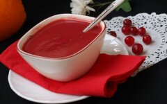 Клюквенный соус с апельсином и палочкой корицы
