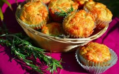 Маффины с сыром, ветчиной и пряными травами