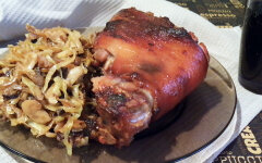 Свиная рулька в пиве по-чешски с квашеной капустой