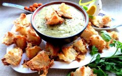 Чесночный суп на овощном бульоне с крутонами
