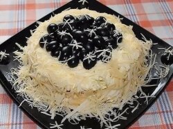 Салат с курицей «Черный жемчуг»