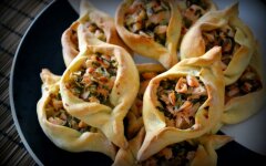 Расстегаи с картошкой из слоеного теста