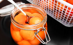 Замороженные абрикосы с лимонным соком в сиропе