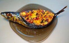 Скумбрия запеченная с овощами в духовке
