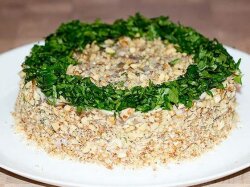 Слоеный салат с говядиной, баклажанами и черносливом