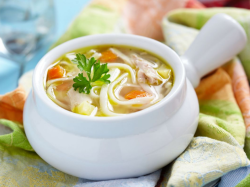 Куриный суп с лапшой, картошкой и зеленью