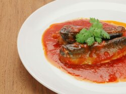 Мойва с овощами в томатном соусе на сковороде