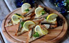 Бутерброды со шпротами и лимоном на черном хлебе